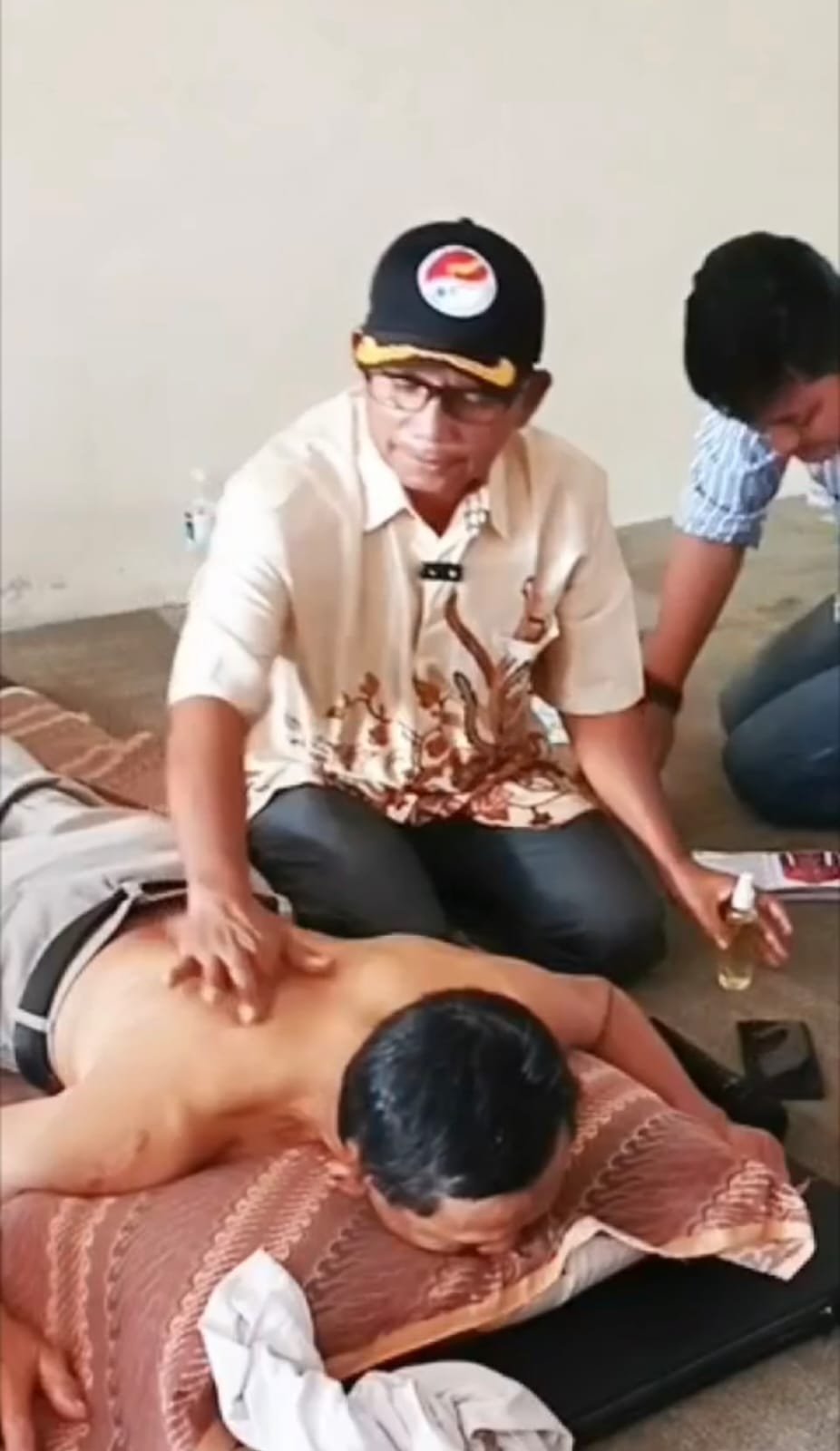 Terapis Grha Sehat melakukan terapi totok punggung
